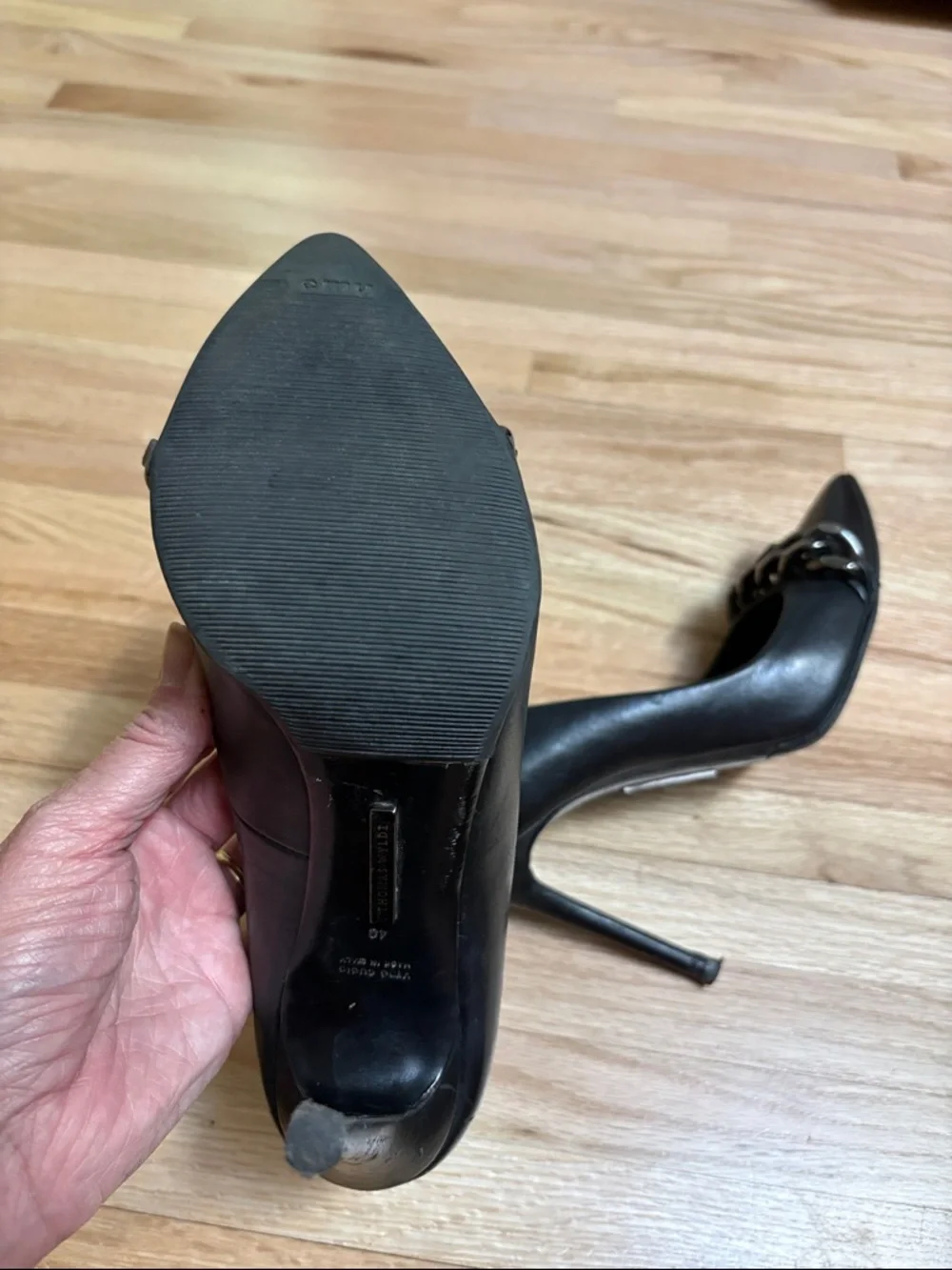 Thomas Wylde Maison black leather pumps - pointed toe and chunky chain detail.